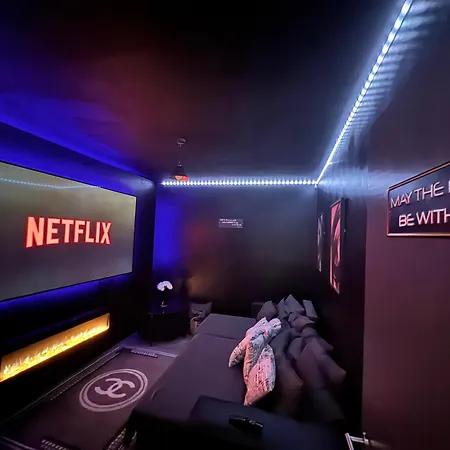 Rawson - Stylish Centre Hideaway With 85 Inch Tv Cinema & Pool Table *