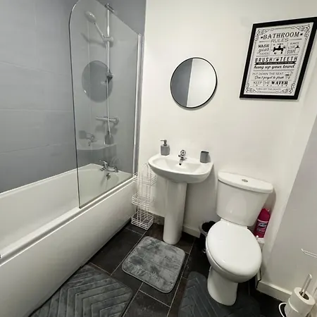 Rawson - Stylish Centre Hideaway With 85 Inch Tv Cinema & Pool Table Apartment *