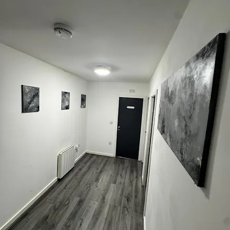 Rawson - Stylish Centre Hideaway With 85 Inch Tv Cinema & Pool Table