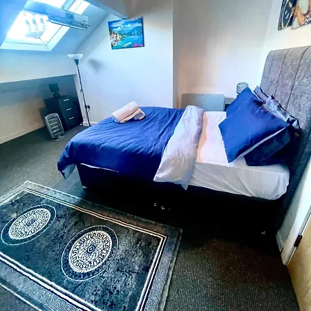 Rawson - Stylish Centre Hideaway With 85 Inch Tv Cinema & Pool Table *